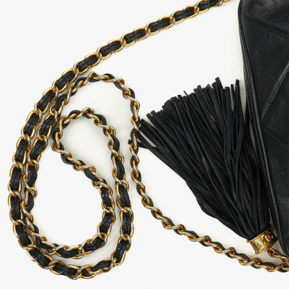 CHANEL Mini Barrel Quasten-Tasche aus schwarzem gestepptem Lammleder
