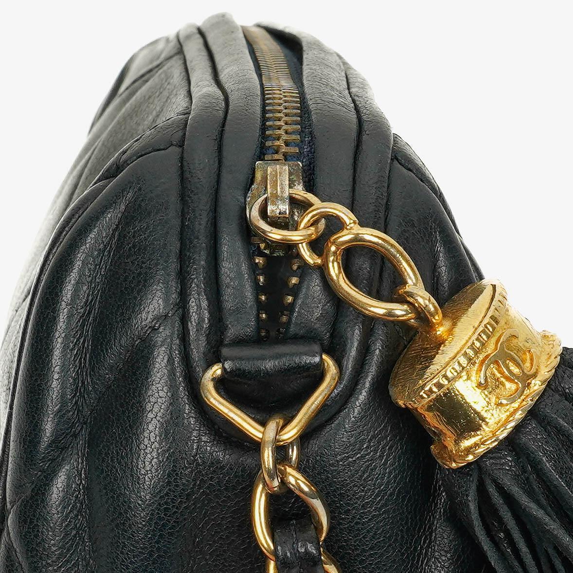CHANEL Mini Barrel Quasten-Tasche aus schwarzem gestepptem Lammleder