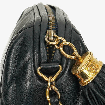 CHANEL Mini Barrel Quasten-Tasche aus schwarzem gestepptem Lammleder