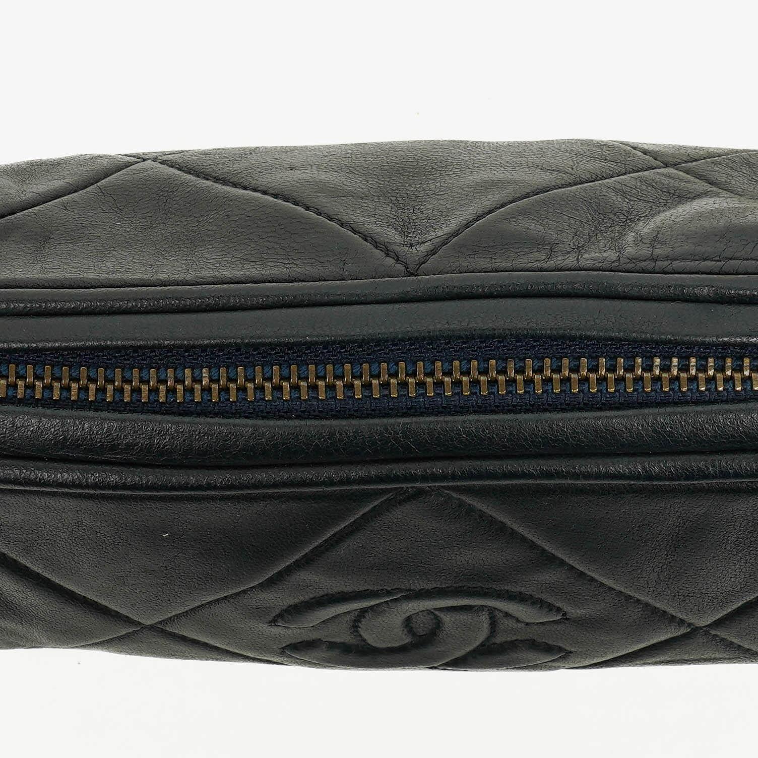 CHANEL Mini Barrel Quasten-Tasche aus schwarzem gestepptem Lammleder