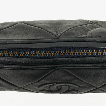 CHANEL Mini Barrel Quasten-Tasche aus schwarzem gestepptem Lammleder