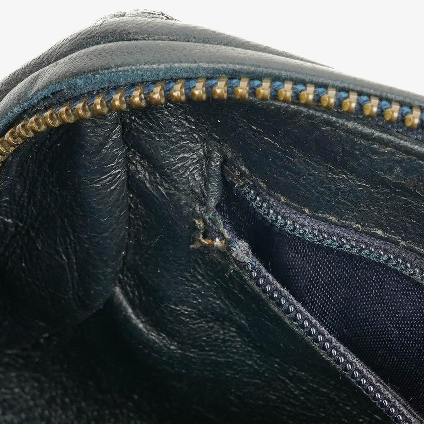 CHANEL Mini Barrel Quasten-Tasche aus schwarzem gestepptem Lammleder