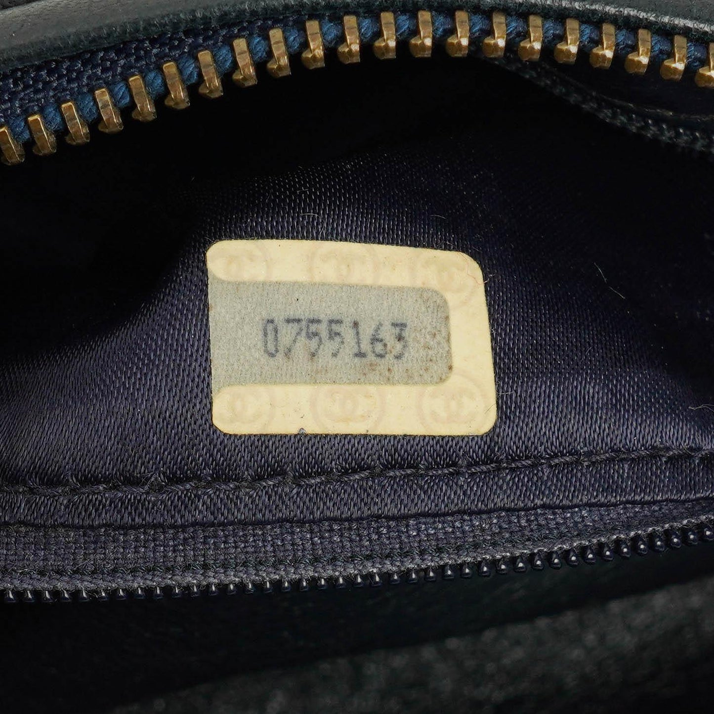 CHANEL Mini Barrel Quasten-Tasche aus schwarzem gestepptem Lammleder