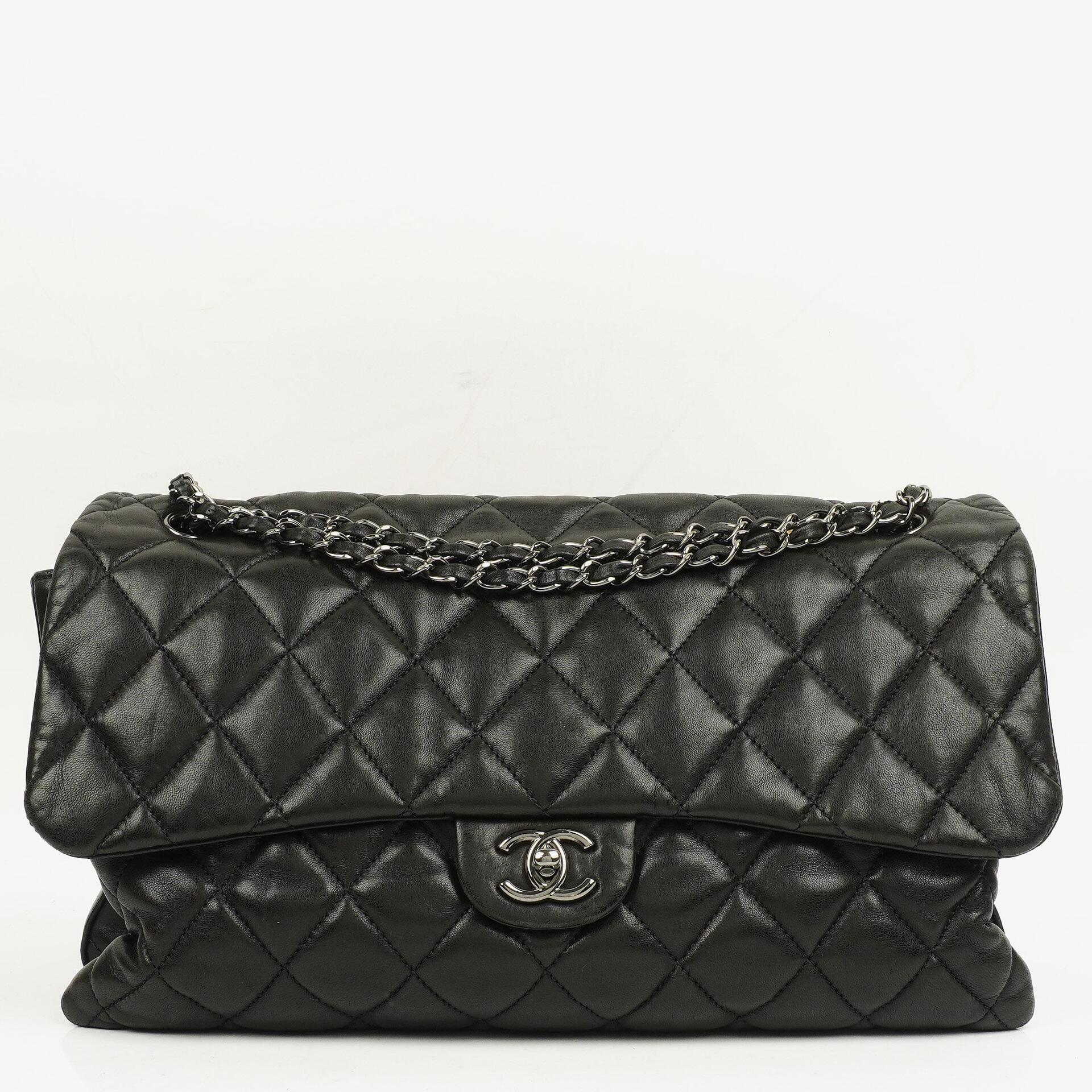 Chanel Maxi 3 Accordion Flap Tasche aus schwarzem gestepptem Lammleder