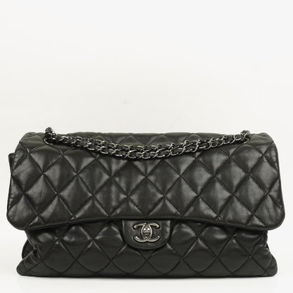 Chanel Maxi 3 Accordion Flap Tasche aus schwarzem gestepptem Lammleder