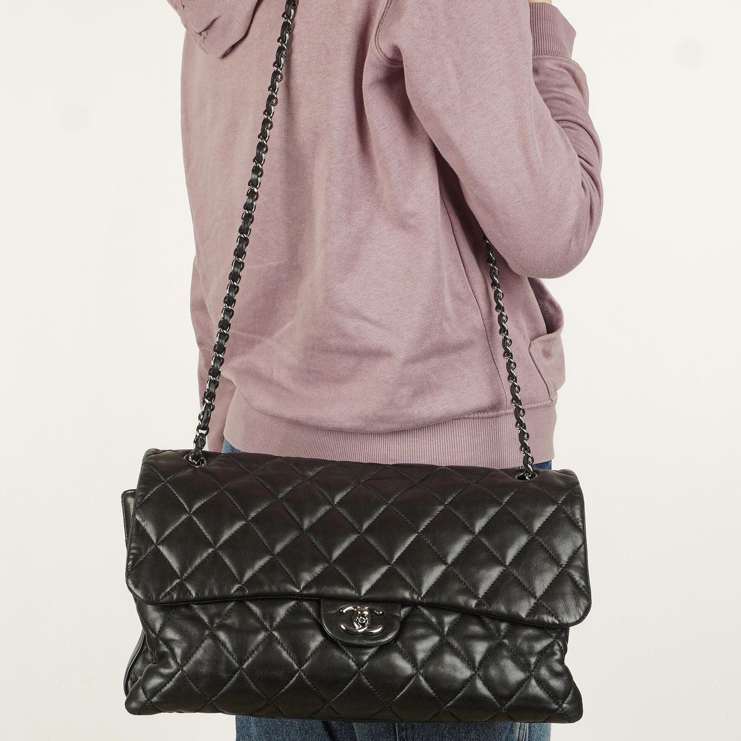 Chanel Maxi 3 Accordion Flap Tasche aus schwarzem gestepptem Lammleder
