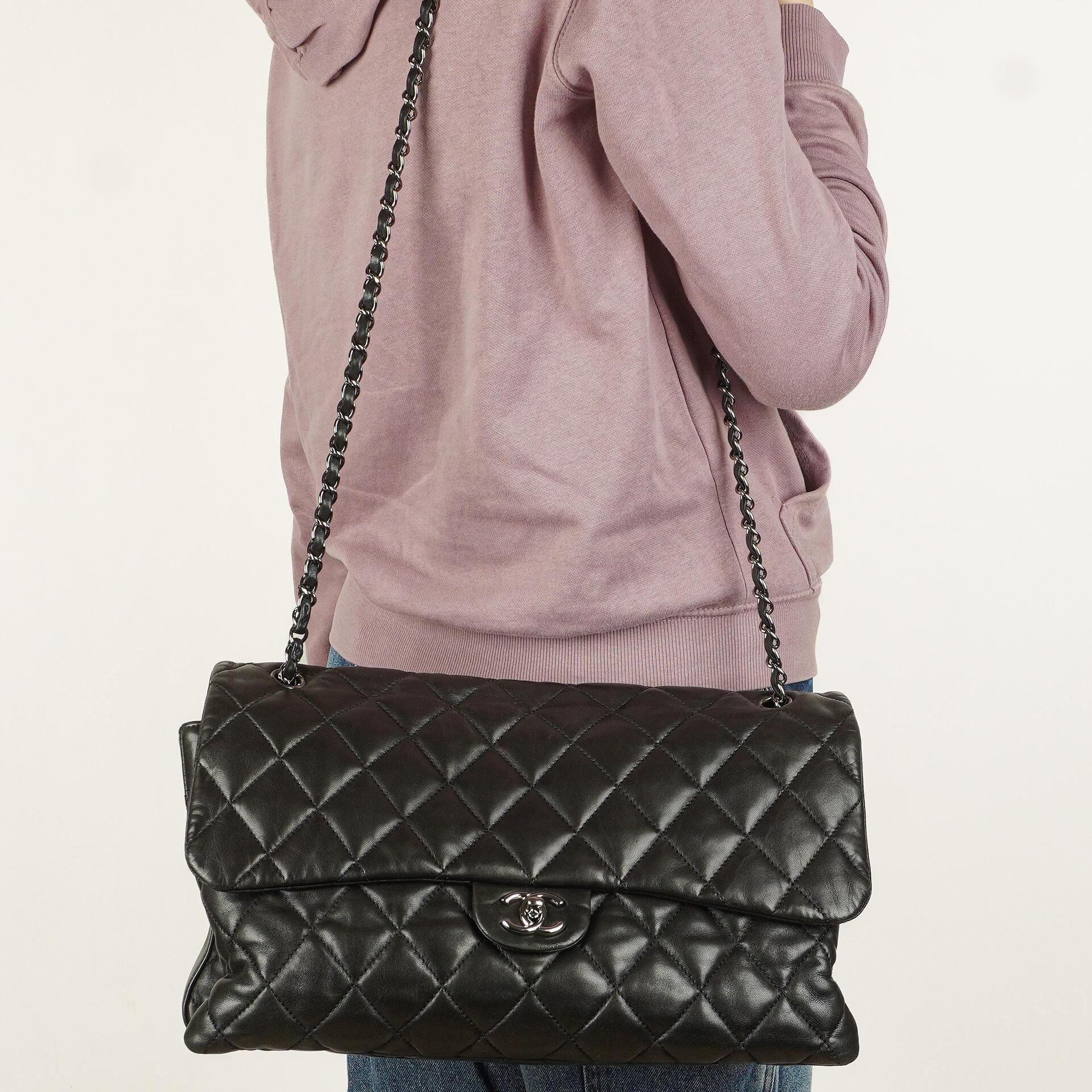 Chanel Maxi 3 Accordion Flap Tasche aus schwarzem gestepptem Lammleder