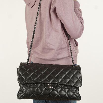 Chanel Maxi 3 Accordion Flap Tasche aus schwarzem gestepptem Lammleder