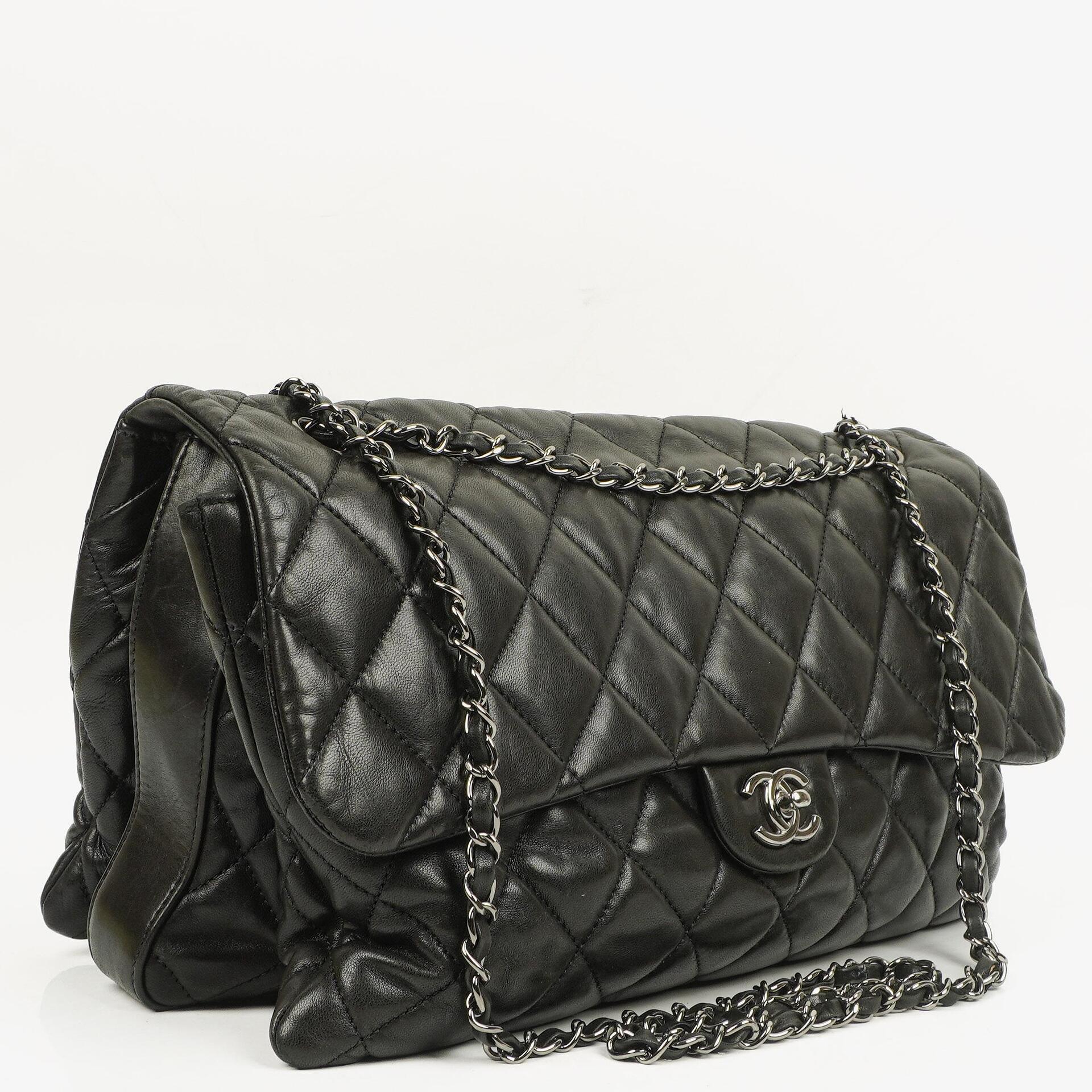 Chanel Maxi 3 Accordion Flap Tasche aus schwarzem gestepptem Lammleder