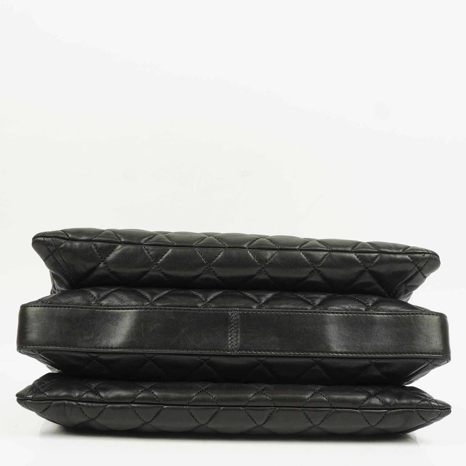 Chanel Maxi 3 Accordion Flap Tasche aus schwarzem gestepptem Lammleder