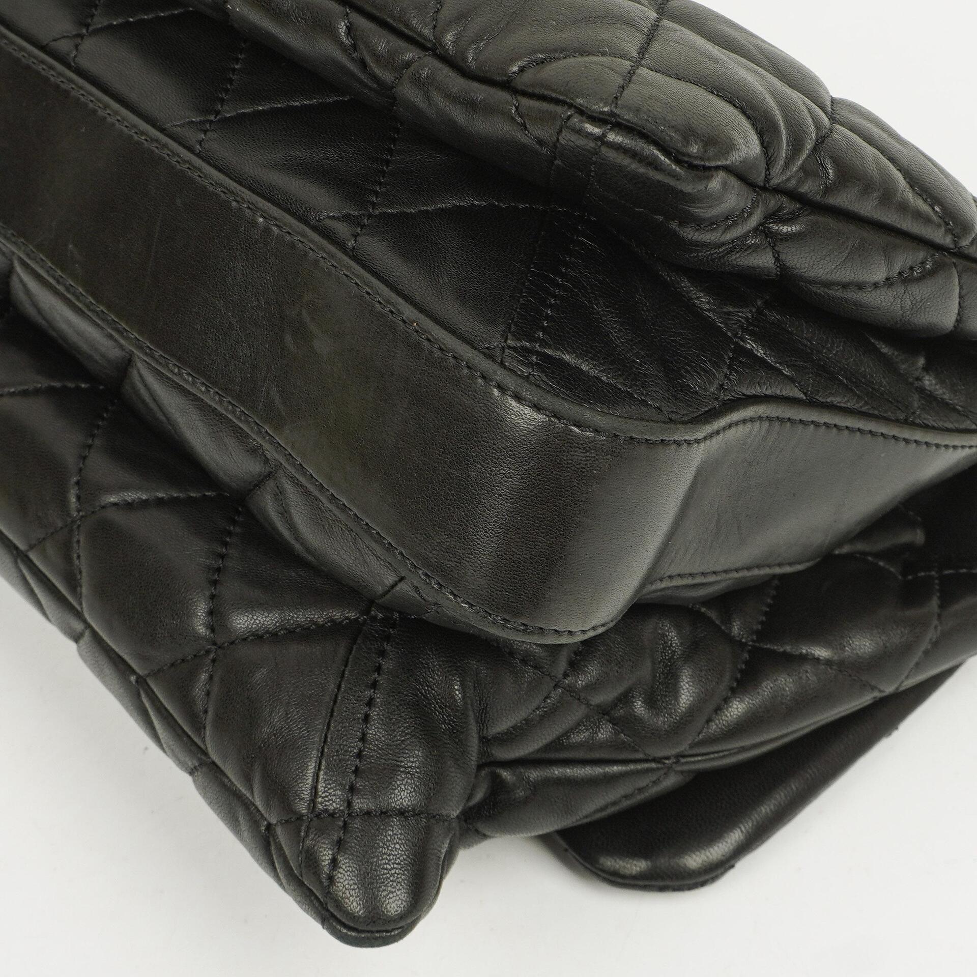 Chanel Maxi 3 Accordion Flap Tasche aus schwarzem gestepptem Lammleder