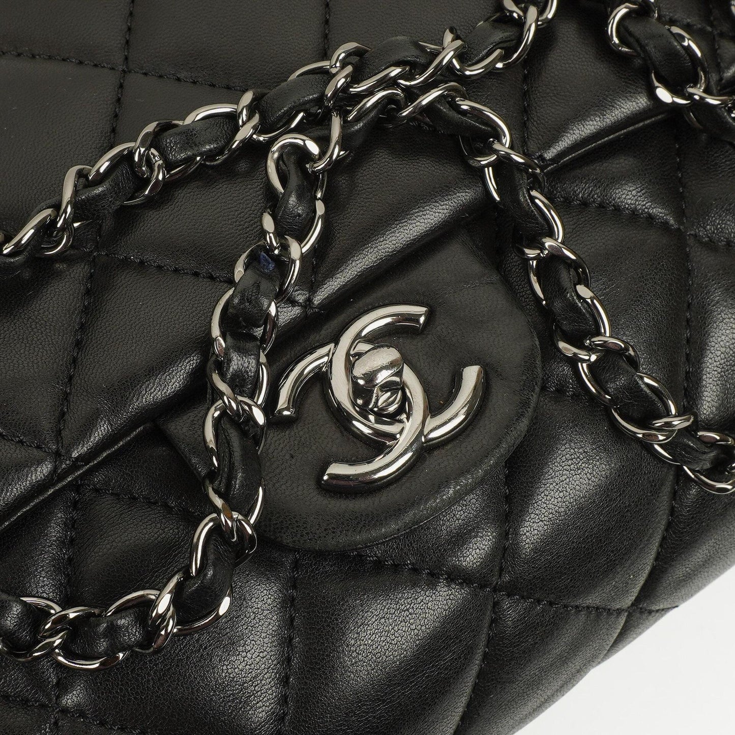 Chanel Maxi 3 Accordion Flap Tasche aus schwarzem gestepptem Lammleder