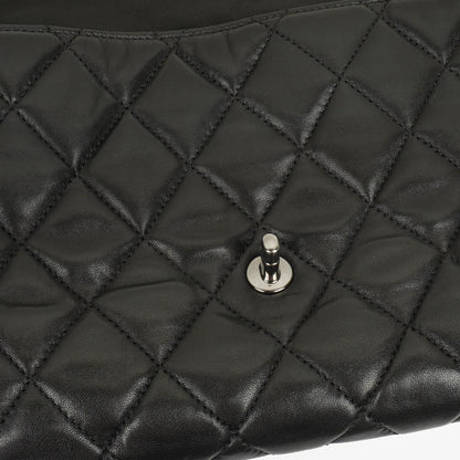 Chanel Maxi 3 Accordion Flap Tasche aus schwarzem gestepptem Lammleder