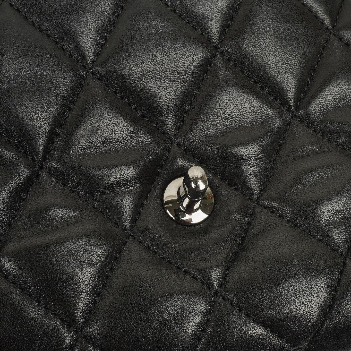 Chanel Maxi 3 Accordion Flap Tasche aus schwarzem gestepptem Lammleder