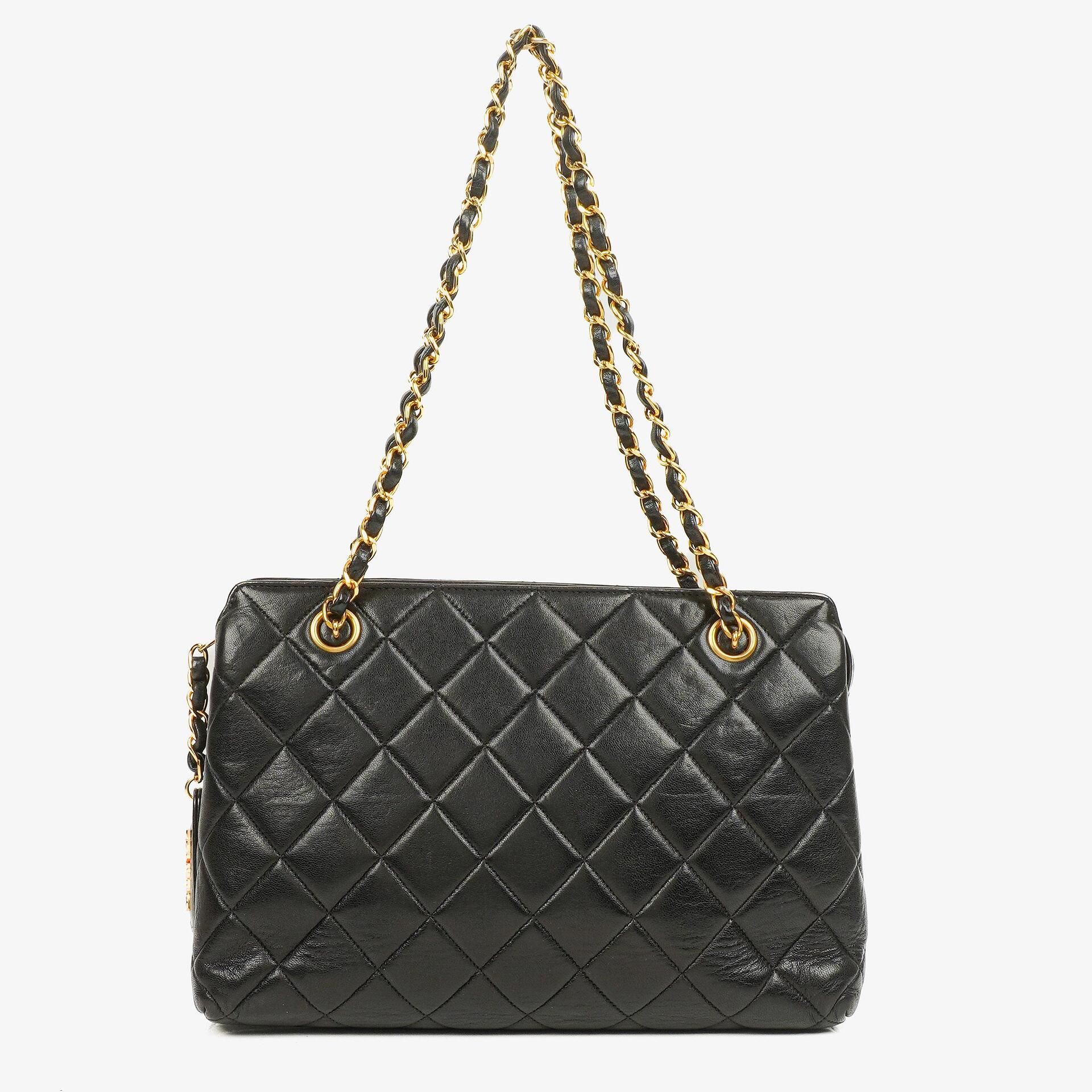Chanel Schwarze Gestepptes Lammleder Schultertasche
