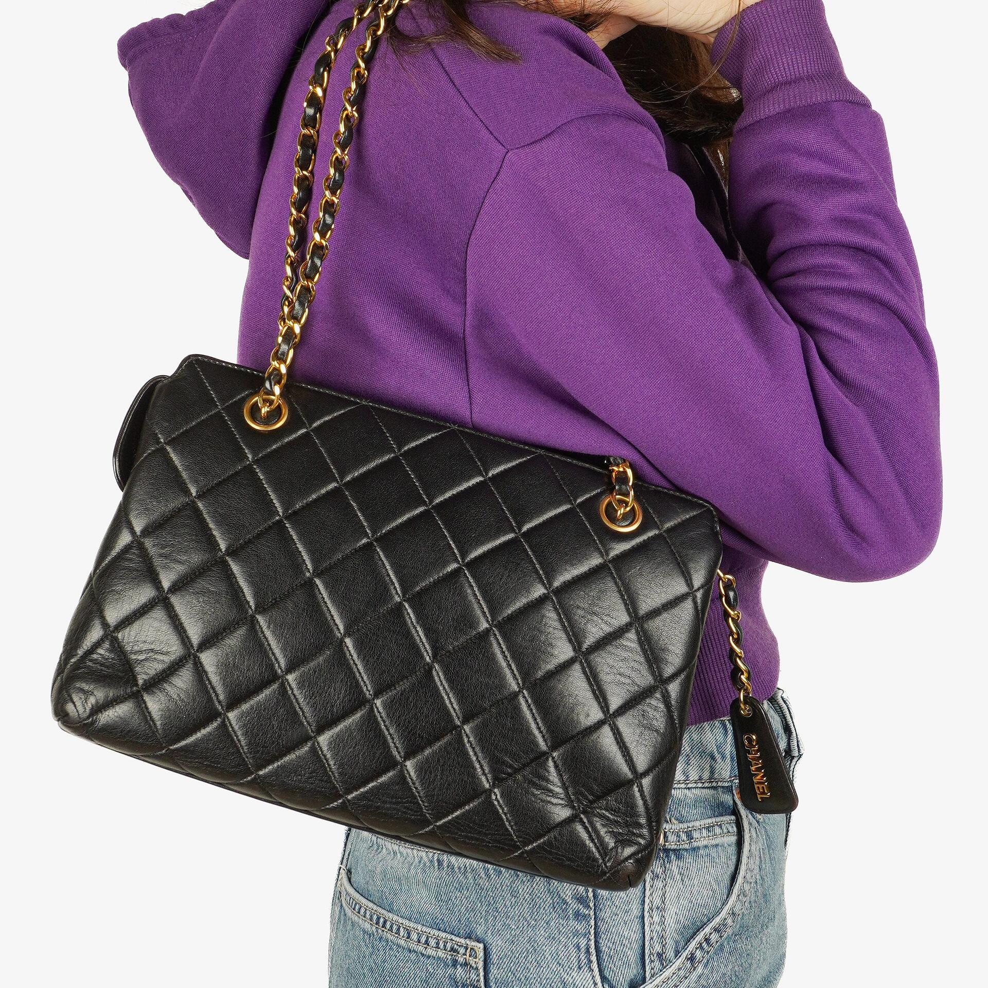 Chanel Schwarze Gestepptes Lammleder Schultertasche