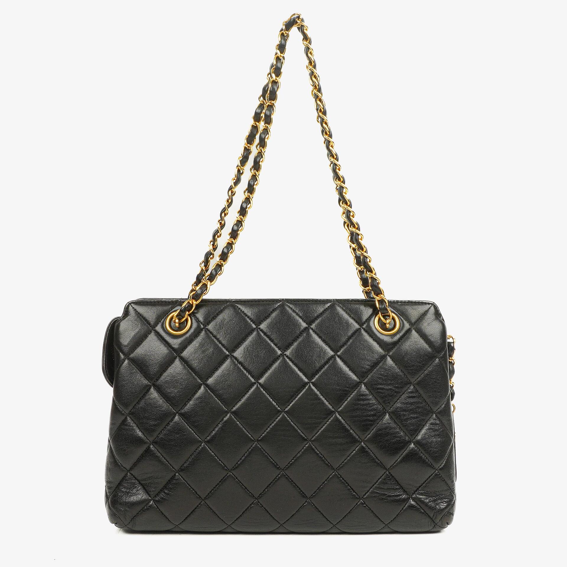 Chanel Schwarze Gestepptes Lammleder Schultertasche