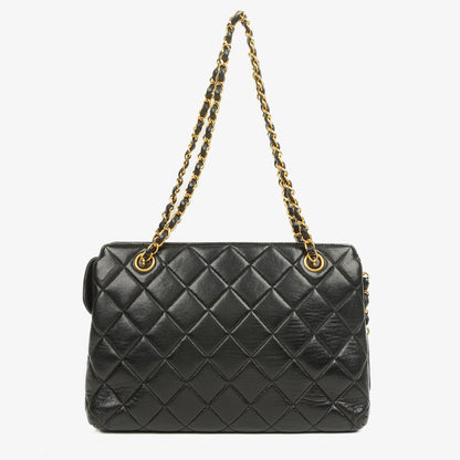 Chanel Schwarze Gestepptes Lammleder Schultertasche