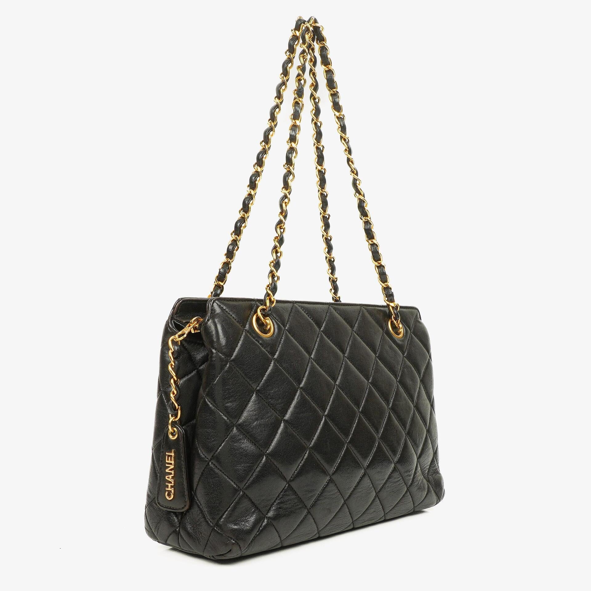 Chanel Schwarze Gestepptes Lammleder Schultertasche