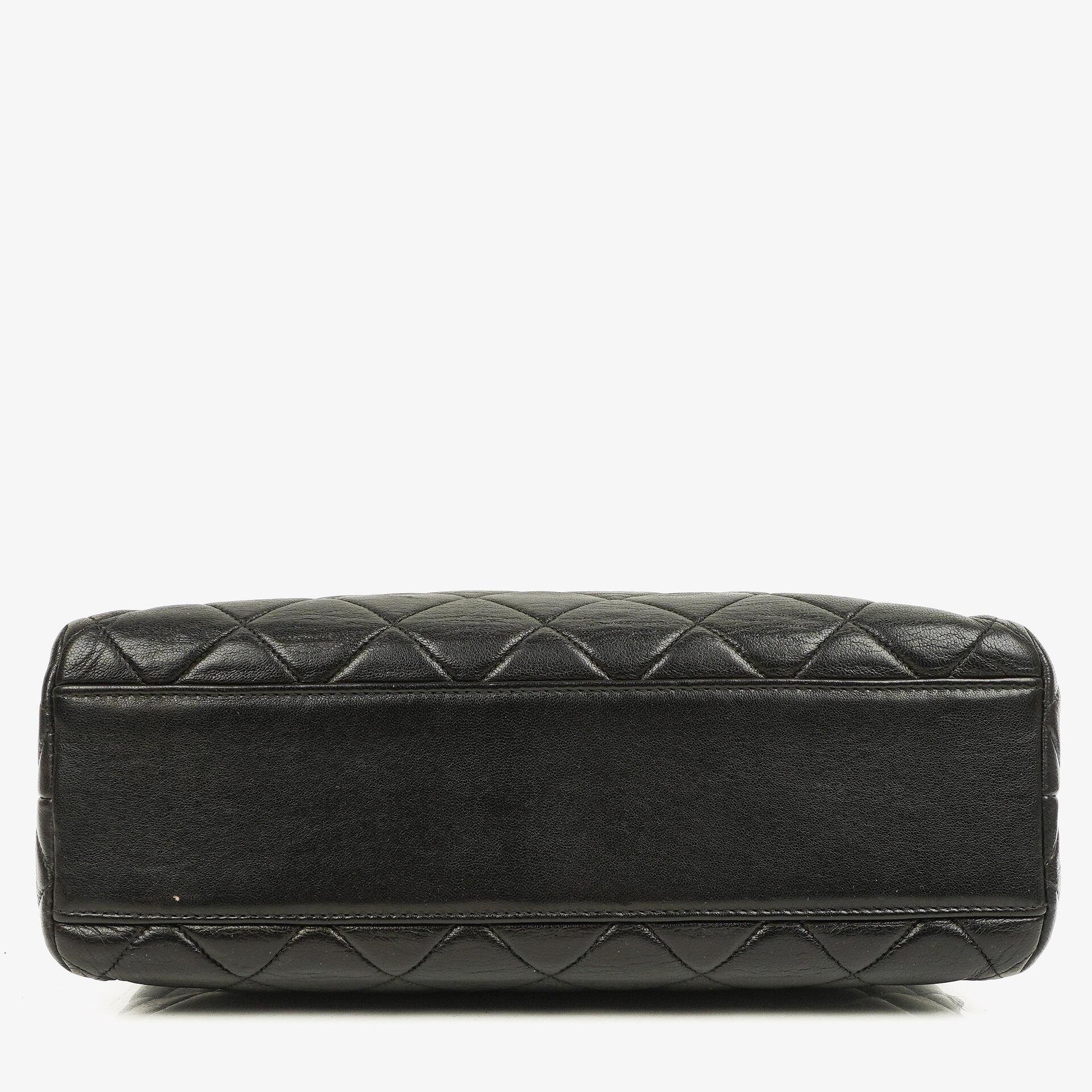 Chanel Schwarze Gestepptes Lammleder Schultertasche