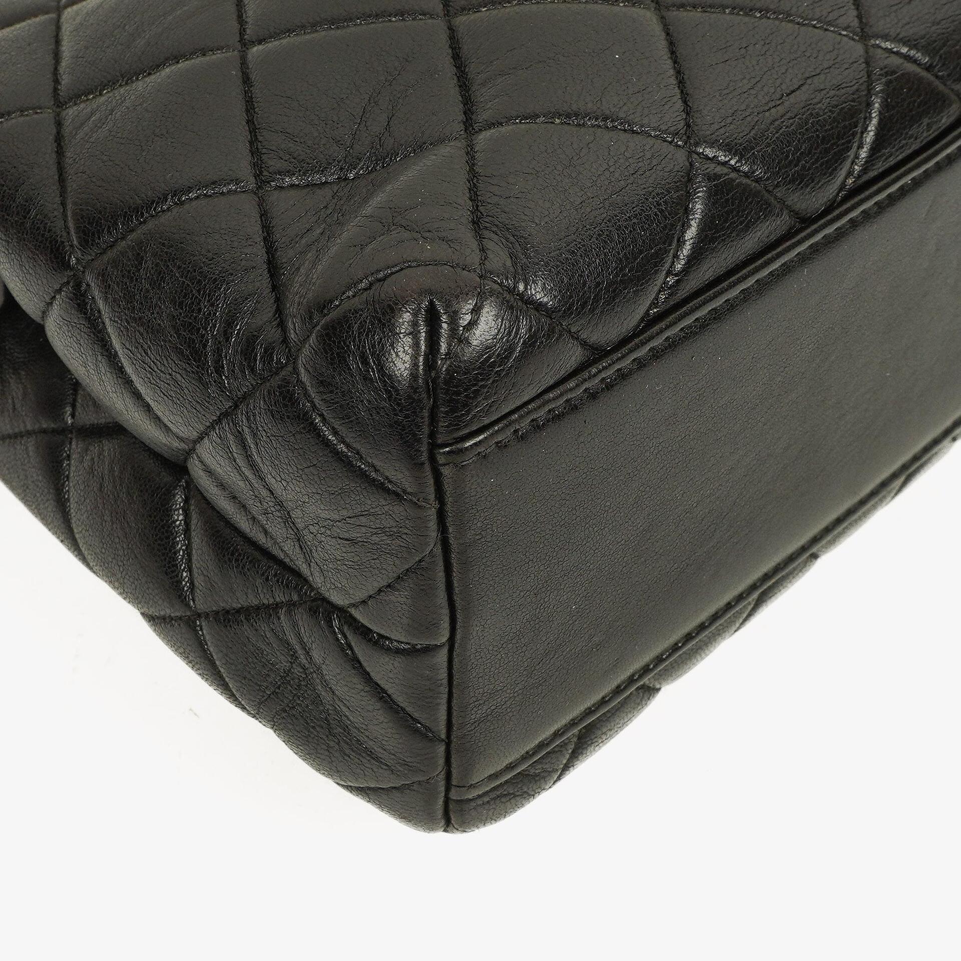 Chanel Schwarze Gestepptes Lammleder Schultertasche