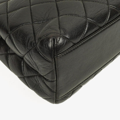 Chanel Schwarze Gestepptes Lammleder Schultertasche