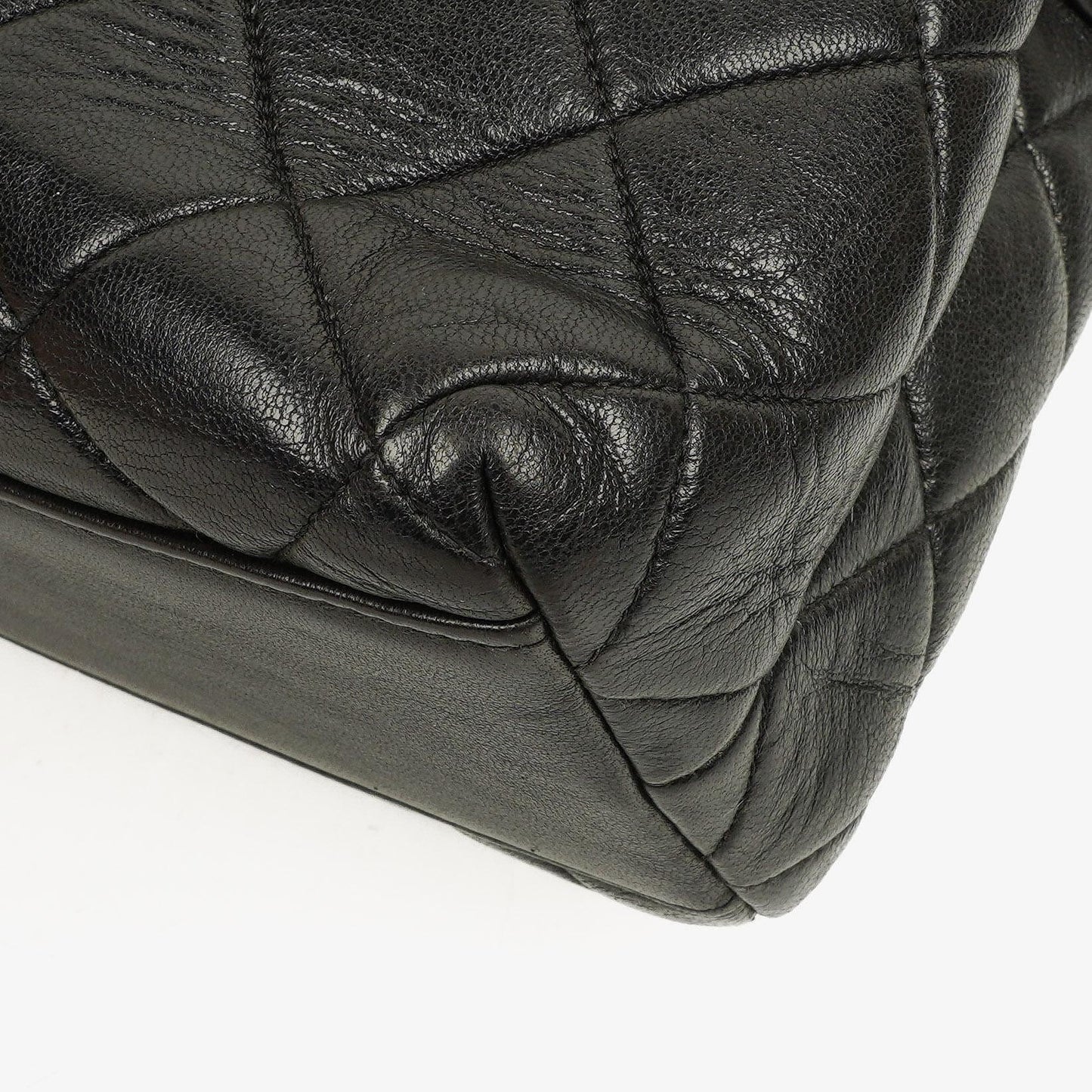 Chanel Schwarze Gestepptes Lammleder Schultertasche