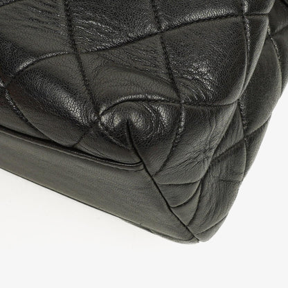Chanel Schwarze Gestepptes Lammleder Schultertasche