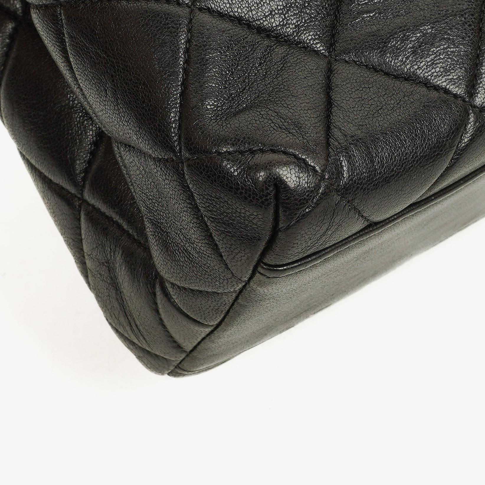 Chanel Schwarze Gestepptes Lammleder Schultertasche
