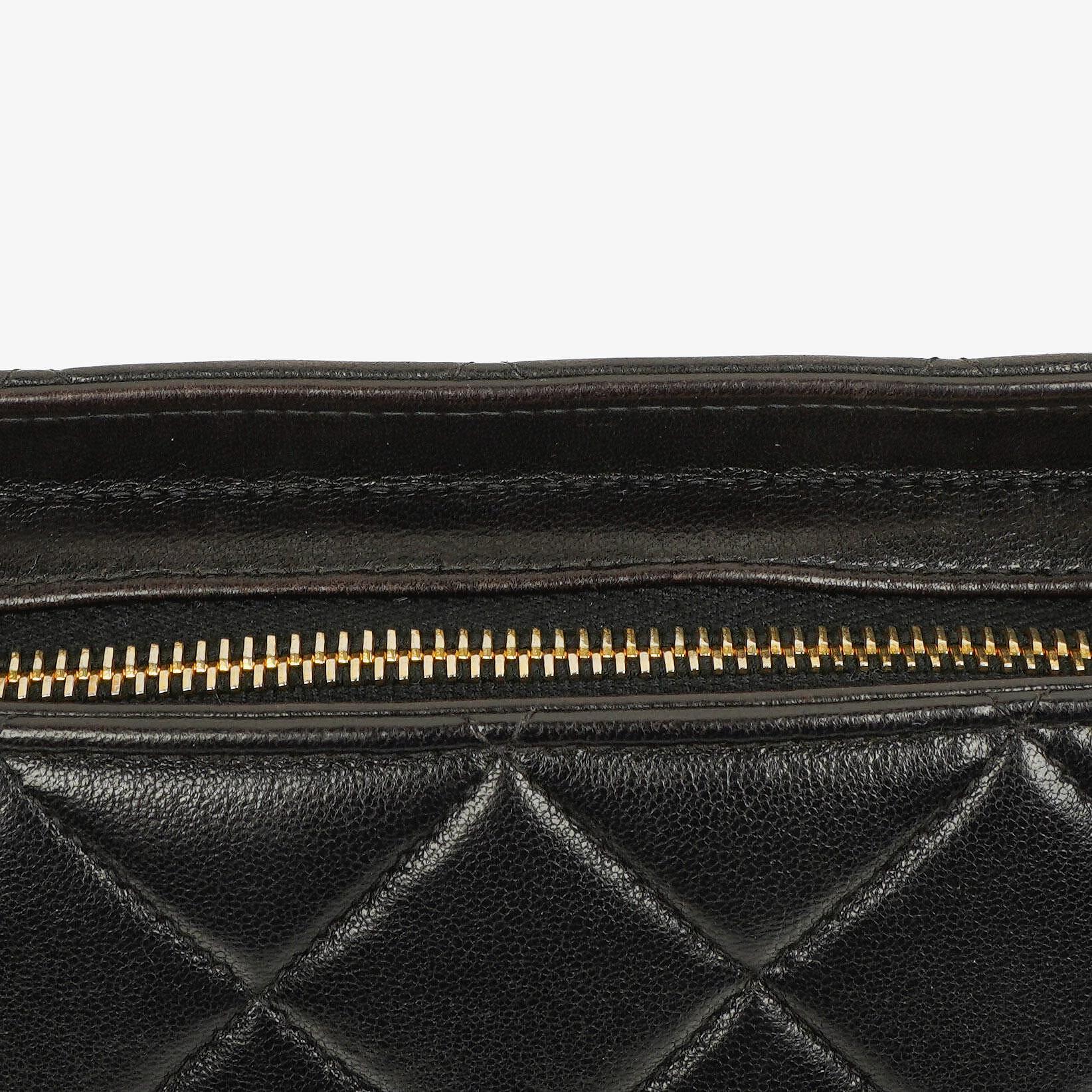 Chanel Schwarze Gestepptes Lammleder Schultertasche