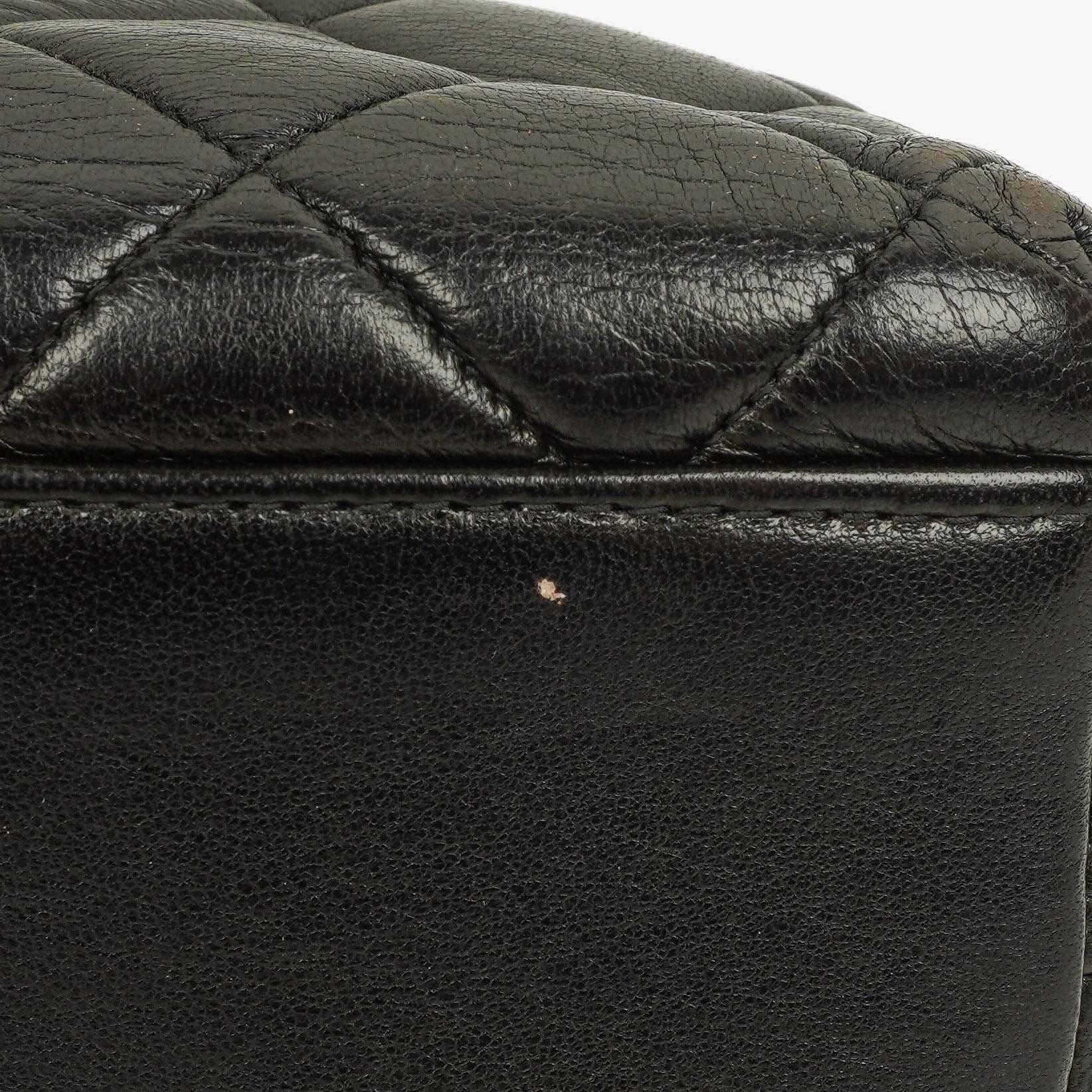 Chanel Schwarze Gestepptes Lammleder Schultertasche