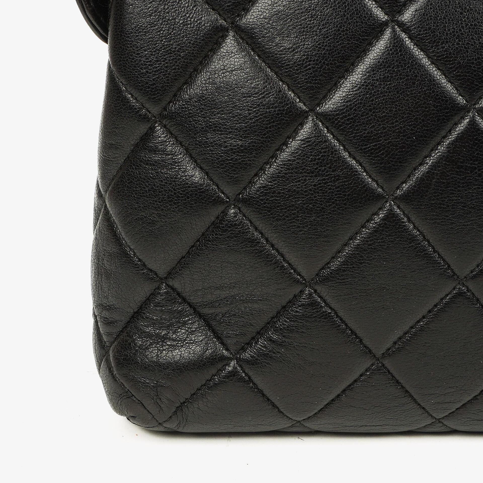 Chanel Schwarze Gestepptes Lammleder Schultertasche