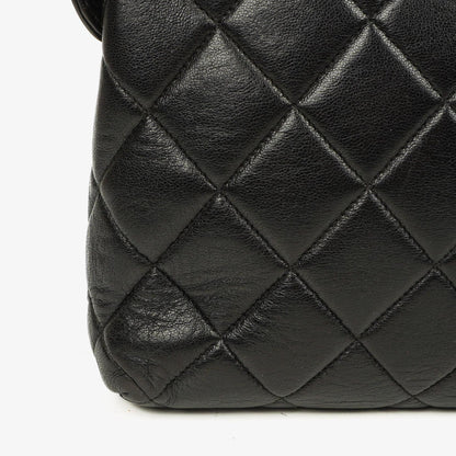Chanel Schwarze Gestepptes Lammleder Schultertasche
