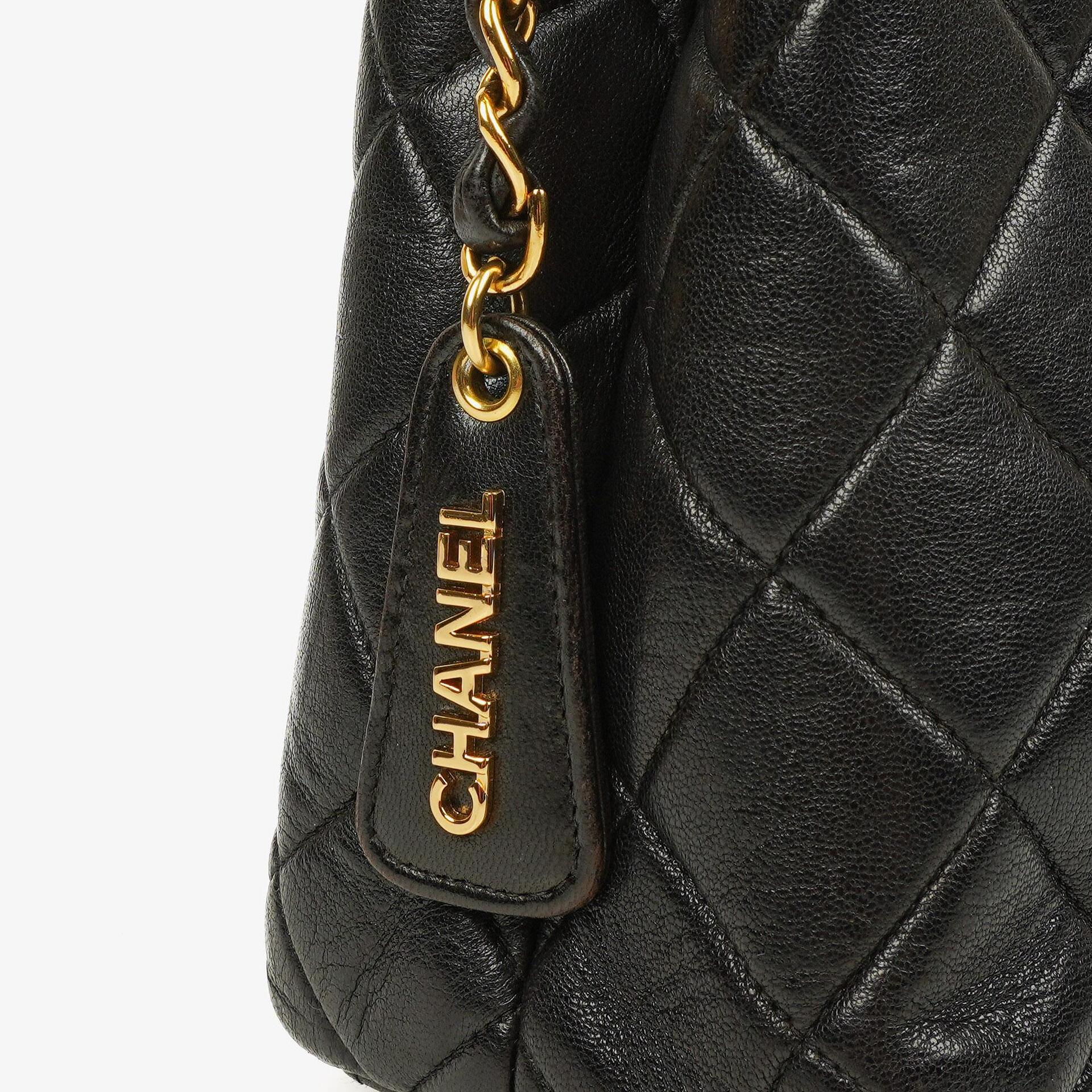 Chanel Schwarze Gestepptes Lammleder Schultertasche
