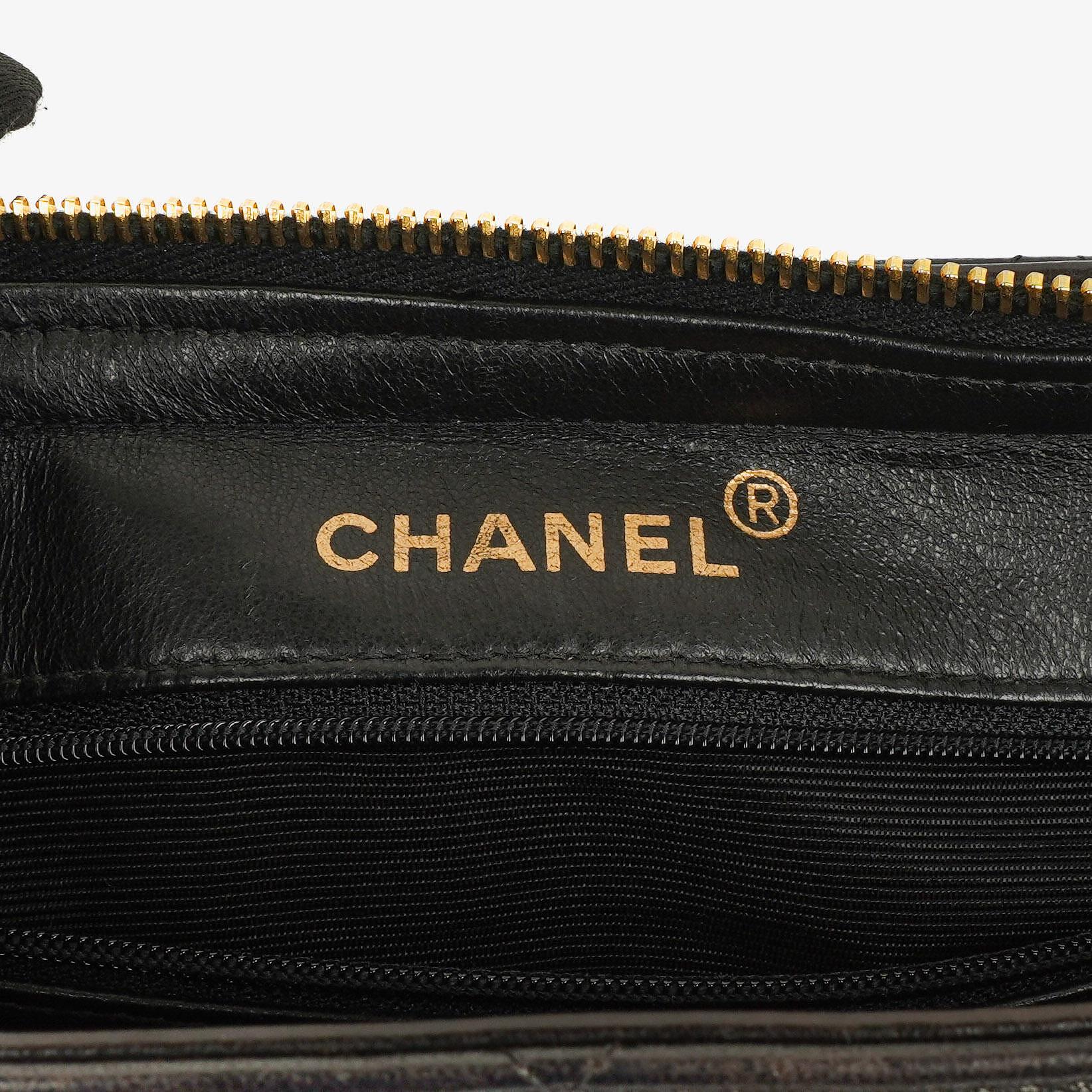 Chanel Schwarze Gestepptes Lammleder Schultertasche