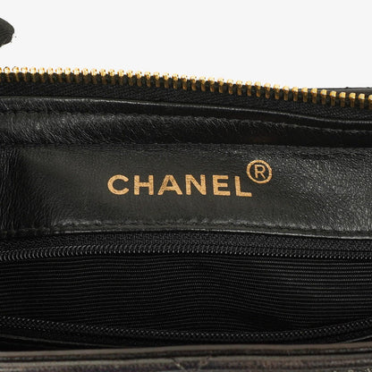 Chanel Schwarze Gestepptes Lammleder Schultertasche
