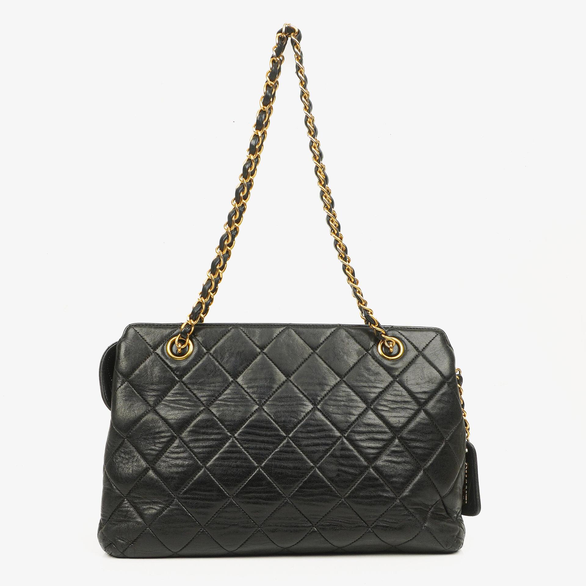Chanel Schwarze Stepp-Lammleder Schultertasche