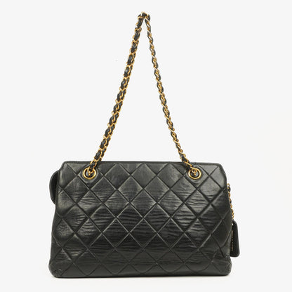 Chanel Schwarze Stepp-Lammleder Schultertasche