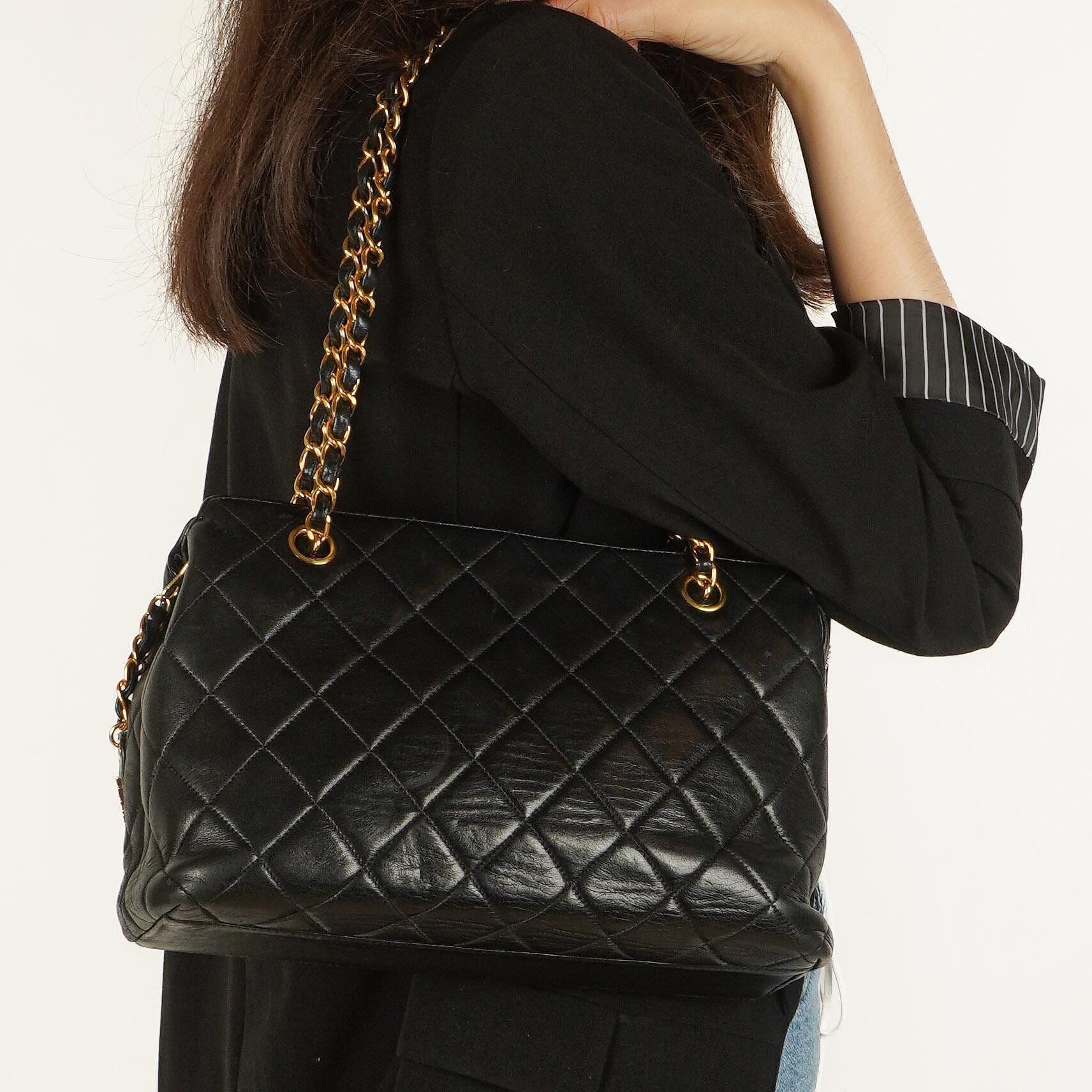Chanel Schwarze Stepp-Lammleder Schultertasche