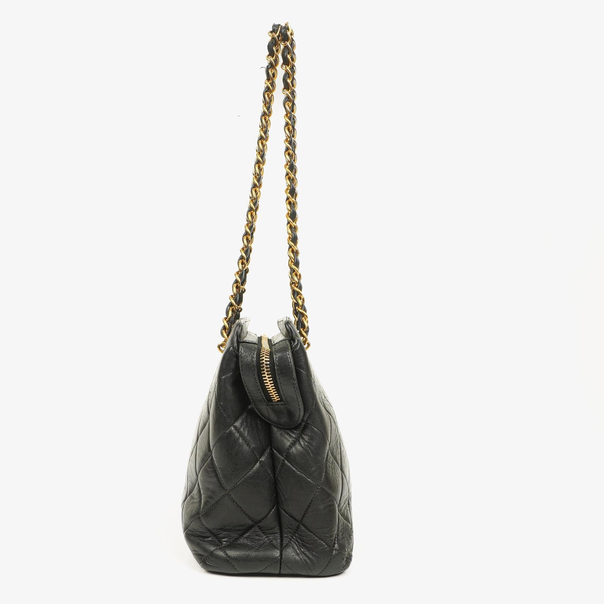 Chanel Schwarze Stepp-Lammleder Schultertasche