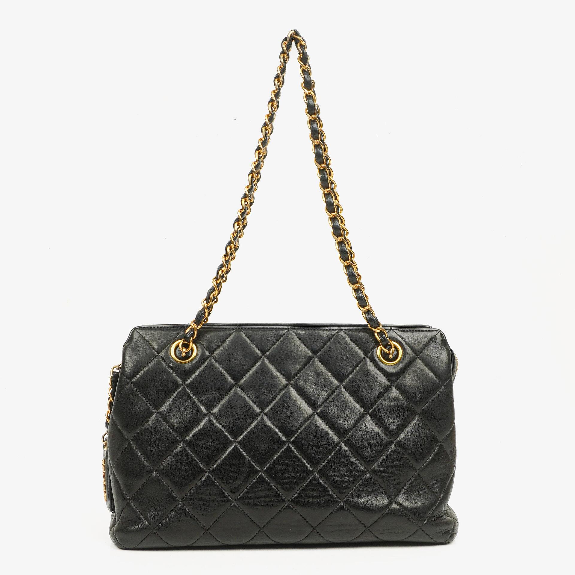 Chanel Schwarze Stepp-Lammleder Schultertasche