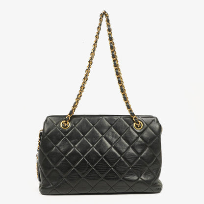 Chanel Schwarze Stepp-Lammleder Schultertasche