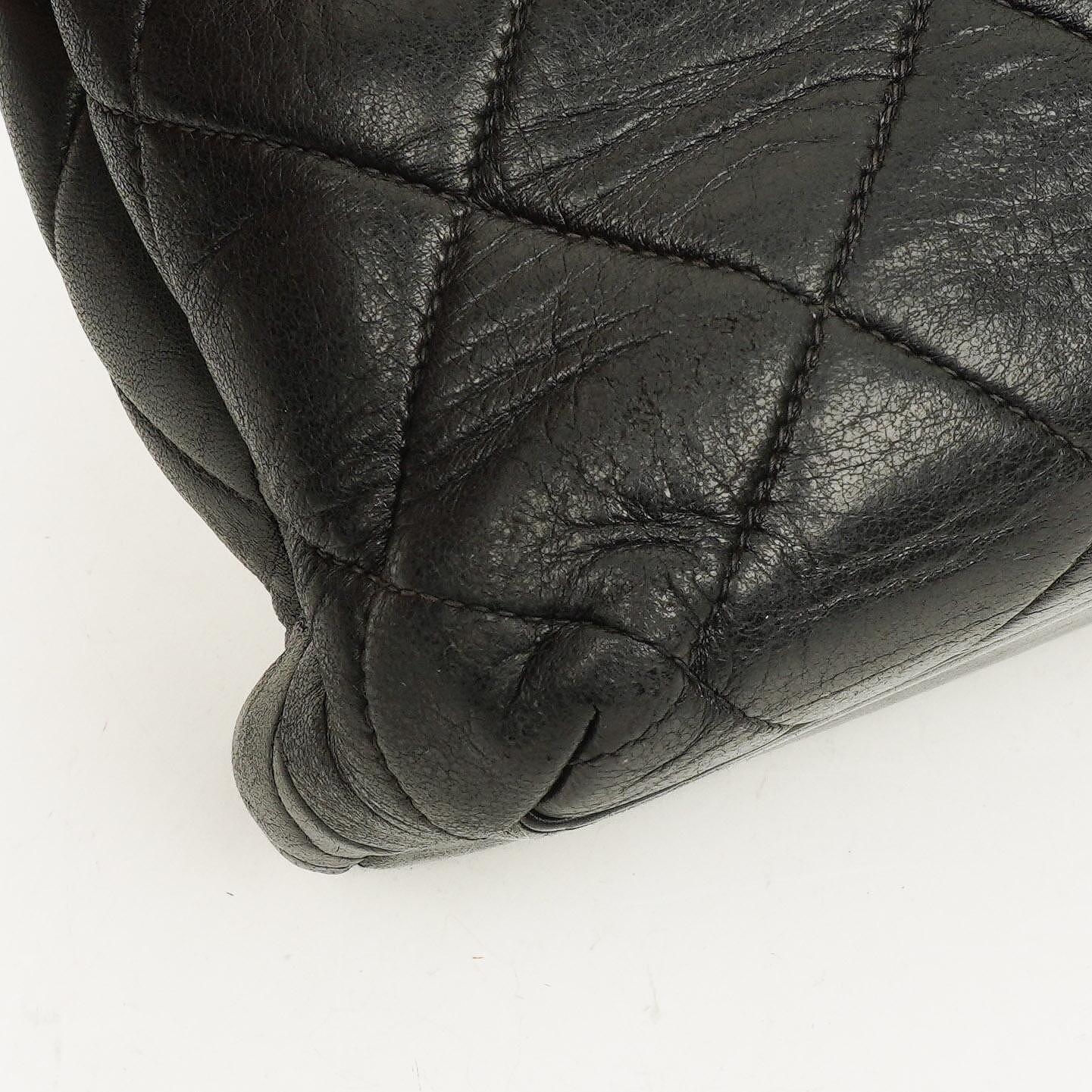 Chanel Schwarze Stepp-Lammleder Schultertasche