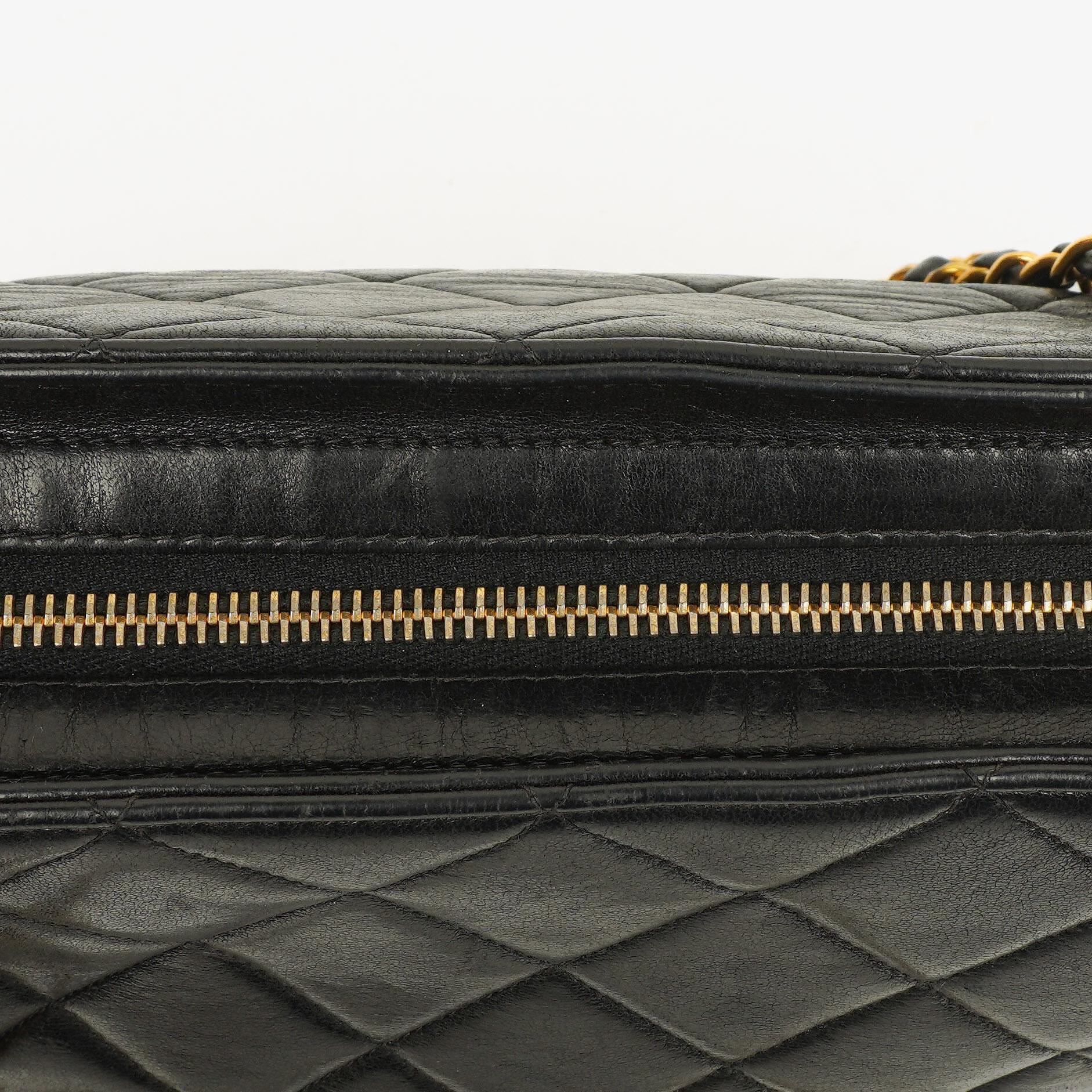 Chanel Schwarze Stepp-Lammleder Schultertasche