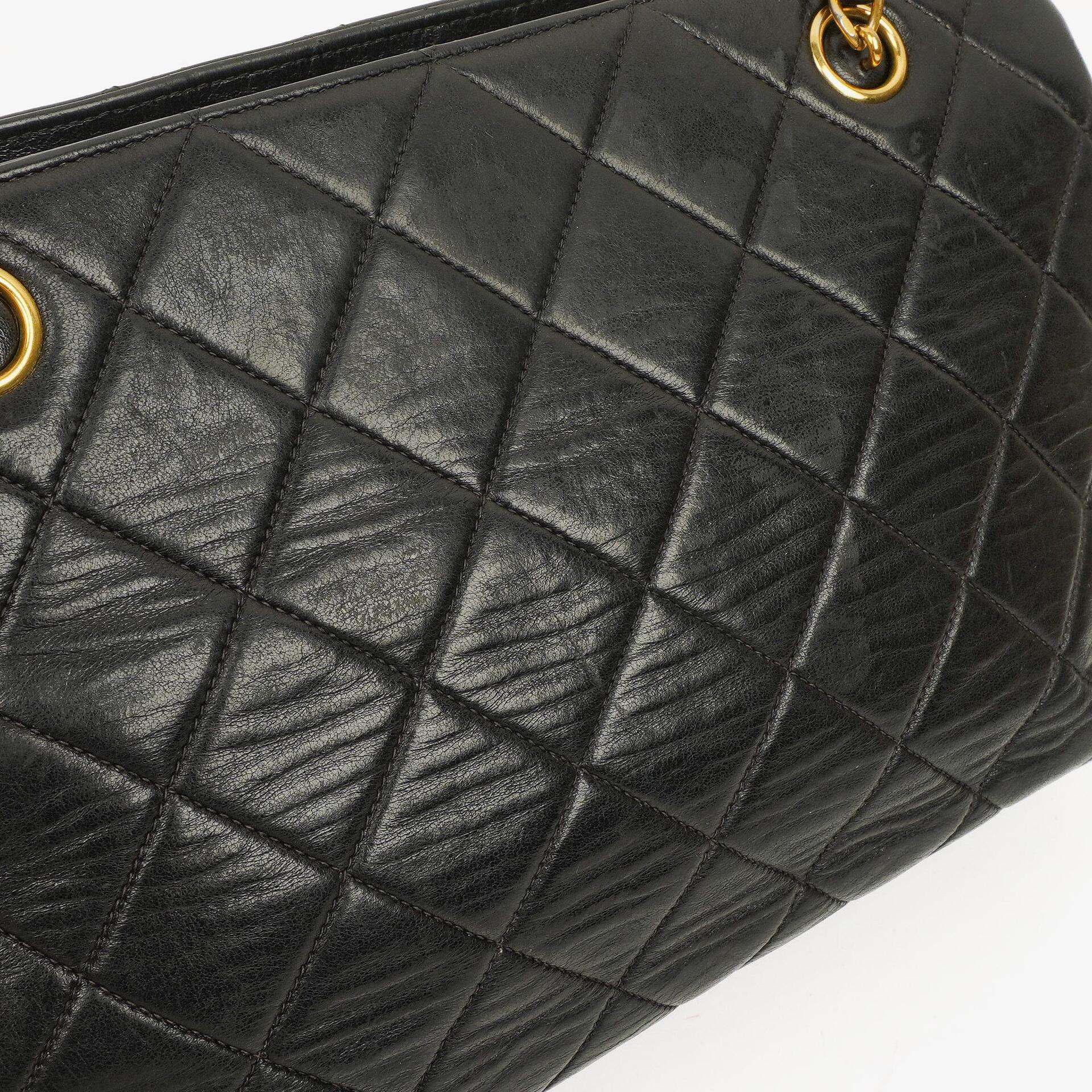 Chanel Schwarze Stepp-Lammleder Schultertasche