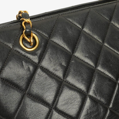Chanel Schwarze Stepp-Lammleder Schultertasche