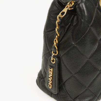Chanel Schwarze Stepp-Lammleder Schultertasche