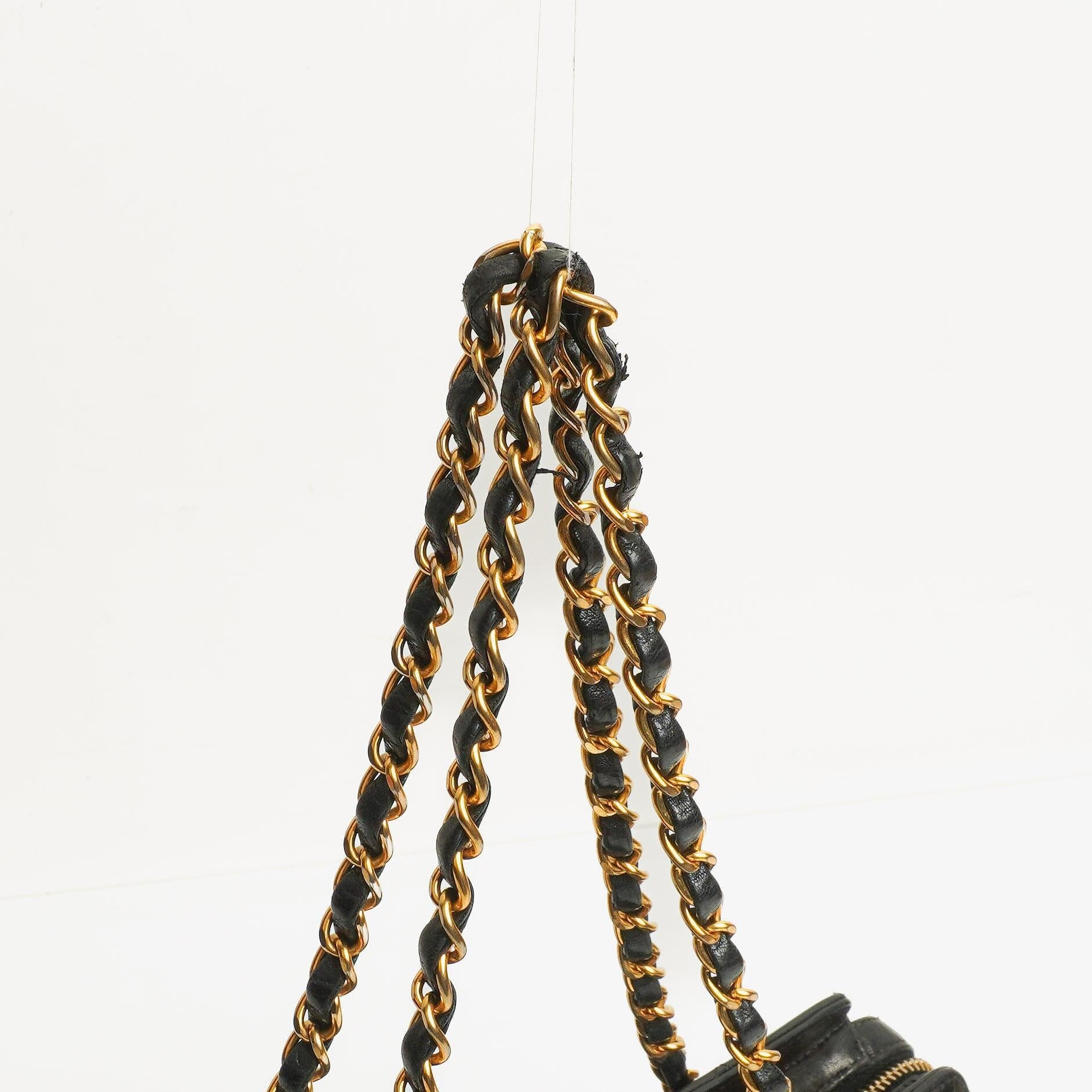 Chanel Schwarze Stepp-Lammleder Schultertasche