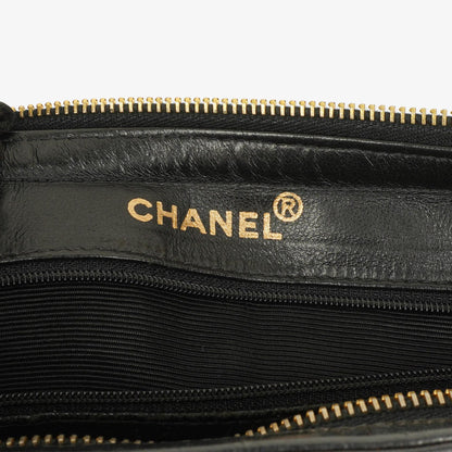 Chanel Schwarze Stepp-Lammleder Schultertasche