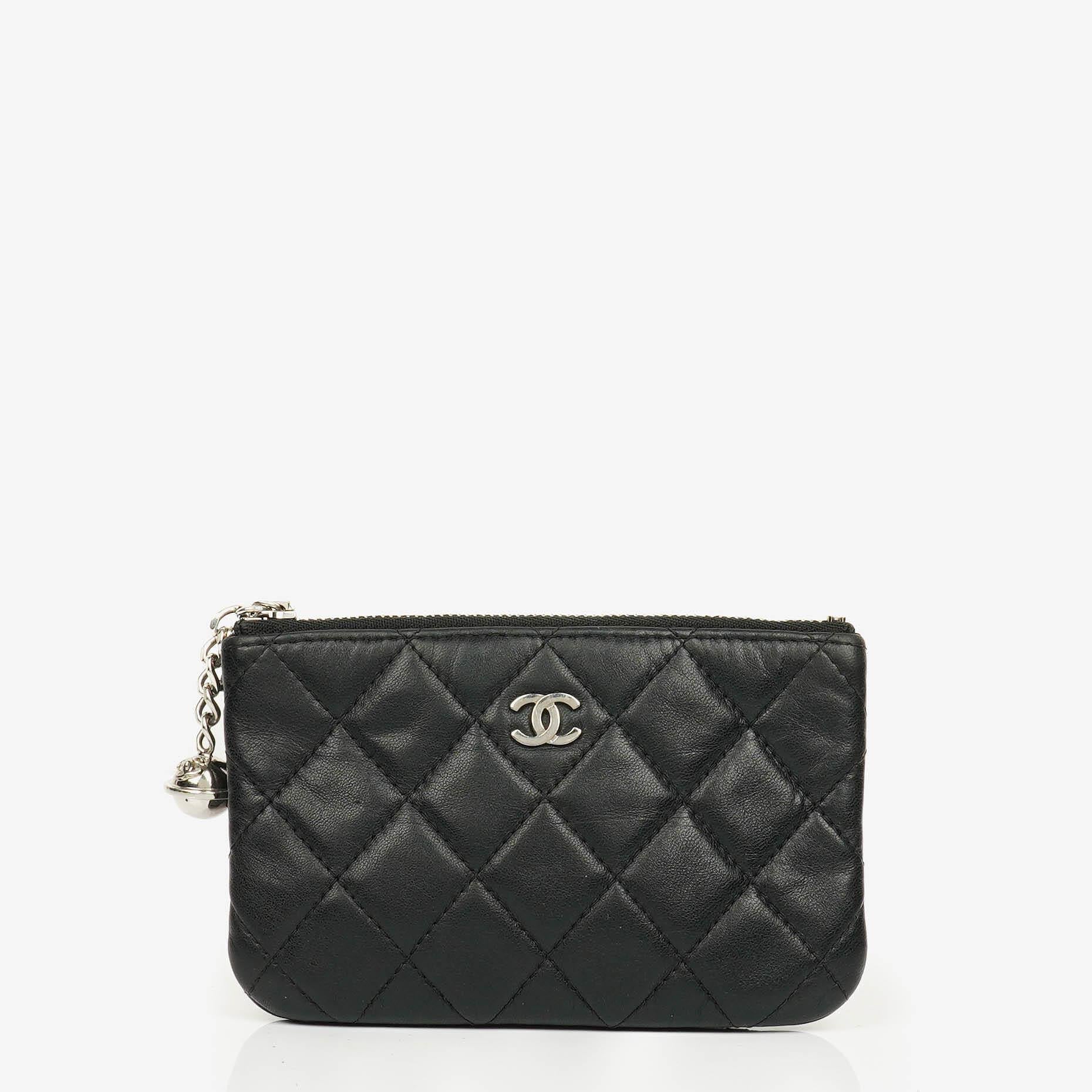 Chanel Kleine Cosmo Kosmetiktasche aus schwarzem gestepptem Lammleder